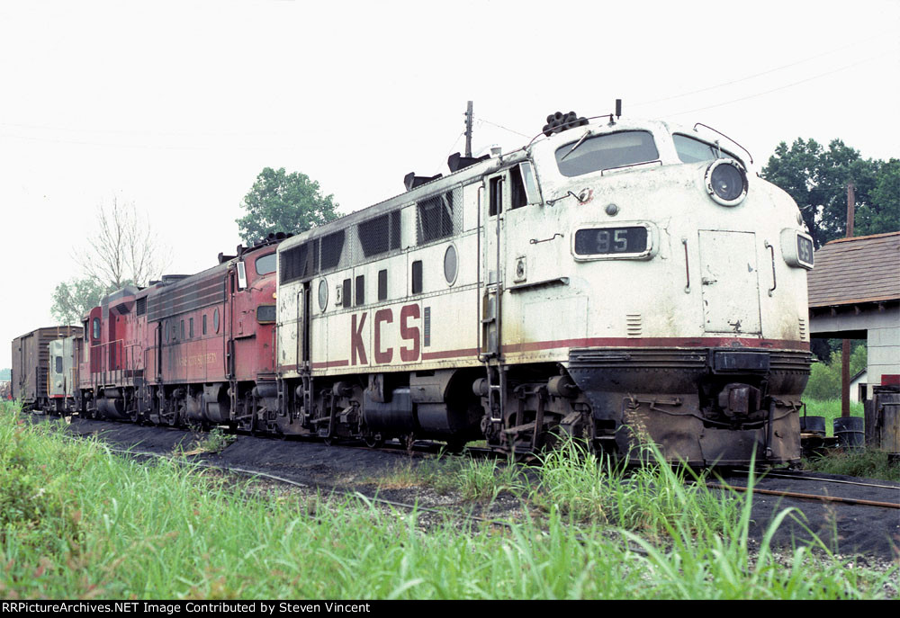 Kansas City Southern power (#95, #85, #4106) with caboose #327 at Hope. 